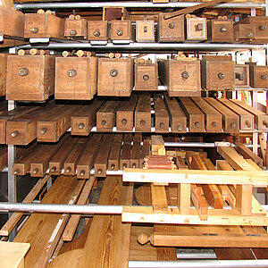 Orgelbau - Holzpfeifen in der Wärmekammer